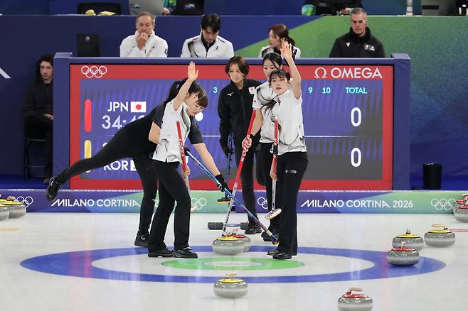 '좋아'

    (코르티나담페초=연합뉴스) 서대연 기자 = 15일(현지시간) 이탈리아 코르티나담페초 컬링 올림픽 스타디움에서 열린 2026 밀라노ㆍ코르티나담페초 동계올림픽 컬링 여자 라운드로빈 한국과 일본의 경기에서 한국 대표팀 선수들이 투구를 마친 뒤 손을 들어보이고 있다. 2026.2.15

    dwise@yna.co.kr

(끝)





<저작권자(c) 연합뉴스, 무단 전재-재배포, AI 학습 및 활용 금지>