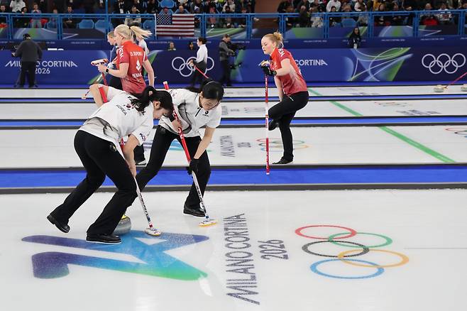 스위핑하는 설예은-김민지

    (코르티나담페초=연합뉴스) 서대연 기자 = 15일(현지시간) 이탈리아 코르티나담페초 컬링 올림픽 스타디움에서 열린 2026 밀라노ㆍ코르티나담페초 동계올림픽 컬링 여자 라운드로빈 한국과 일본의 경기에서 한국 설예은과 김민지가 스위핑하고 있다. 2026.2.15

    dwise@yna.co.kr

(끝)





<저작권자(c) 연합뉴스, 무단 전재-재배포, AI 학습 및 활용 금지>