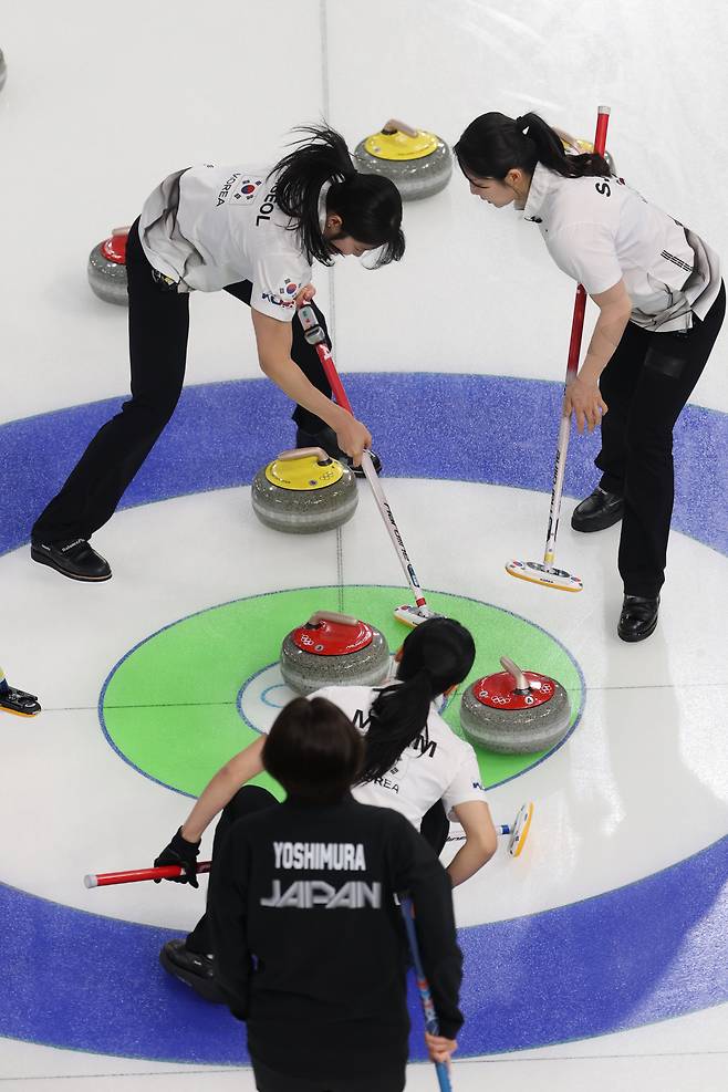 '테이크아웃 성공'
(코르티나담페초=연합뉴스) 서대연 기자 = 15일(현지시간) 이탈리아 코르티나담페초 컬링 올림픽 스타디움에서 열린 2026 밀라노ㆍ코르티나담페초 동계올림픽 컬링 여자 라운드로빈 한국과 일본의 경기에서 한국 스톤이 버튼 인근 일본 스톤을 쳐내고 있다. 2026.2.15
dwise@yna.co.kr
(끝)
<저작권자(c) 연합뉴스, 무단 전재-재배포, AI 학습 및 활용 금지>