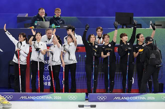 한일전 치르는 여자 컬링 대표팀
(코르티나담페초=연합뉴스) 서대연 기자 = 15일(현지시간) 이탈리아 코르티나담페초 컬링 올림픽 스타디움에서 열린 2026 밀라노ㆍ코르티나담페초 동계올림픽 컬링 여자 라운드로빈 한국과 일본의 경기에서 한국 대표팀 선수들이 경기시작 전 관중에 손을 흔들고 있다. 2026.2.15