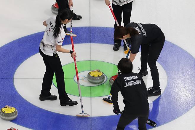 '버튼 정중앙으로'
(코르티나담페초=연합뉴스) 서대연 기자 = 15일(현지시간) 이탈리아 코르티나담페초 컬링 올림픽 스타디움에서 열린 2026 밀라노ㆍ코르티나담페초 동계올림픽 컬링 여자 라운드로빈 한국과 일본의 경기에서 한국 스톤이 버튼 정중앙 근처로 향하고 있다. 2026.2.15
