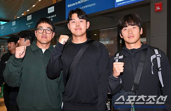 류지현 감독이 이끄는 대한민국 야구대표팀이 15일 2차 캠프가 열리는 일본 오키나와로 출국했다. 안현민, 소형준, 박영현이 포즈를 취하고 있다. 인천공항=박재만 기자 pjm@sportschosun.com/2026.02.15/