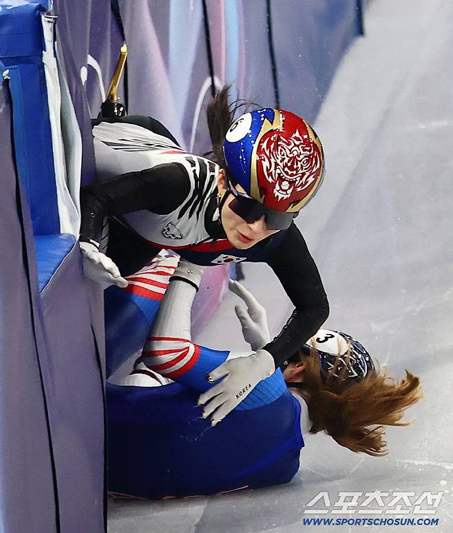 10일 이탈리아 밀라노 아이스스케이팅 아레나에서 쇼트트랙 혼성 계주 경기가 열렸다. 준결승 미국팀과 충돌하며 넘어진 김길리. 밀라노(이탈리아)=송정헌 기자songs@sportschosun.com/2026.02.10/