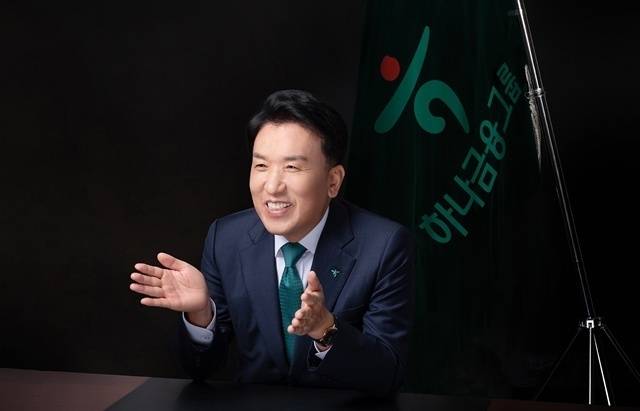 함영주 하나금융 회장(사진)은 지난달 30일 실적발표 컨퍼런스콜에서 "AI가 금융 산업에 불러올 혁신에 대해서도 치밀하게 준비하고 있다"며 "국내 금융그룹 중 유일하게 AI 연구개발 전담 조직인 하나금융융합기술원을 보유하고 있는 만큼 영업 현장에 실질적으로 도움이 되는 AI 기술을 개발하고 적용할 것"이라고 밝혔다. /하나금융그룹