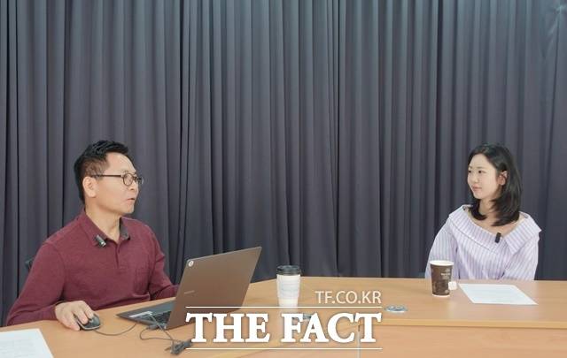 '화려함보다 성실함으로, 유행보다 진정성으로'. 설연휴를 맞아, 걸그룹으로 출발해 트롯가수로 대중적 성공을 거둔 강혜연의 이력과 활약상, 궁금한 얘기들을 [더팩트] 스튜디오에서 만나 직접 들어봤다. /이상빈 기자