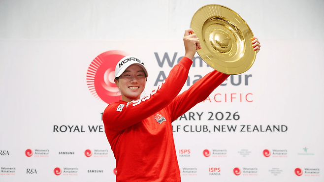 18세 양윤서가 아시아 태평양 아마추어 골프 선수권에서 한국 선수 최초로 우승한 뒤 활짝 웃고 있다. WAAP 제공
