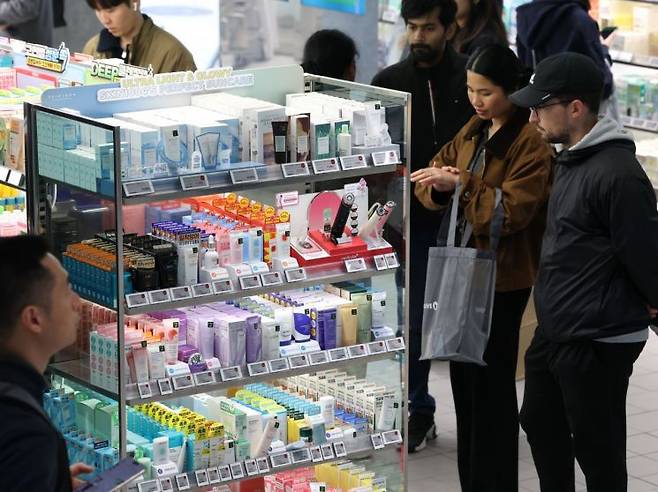 서울의 한 올리브영 매장에서 외국인들이 화장품을 고르고 있다. 연합뉴스