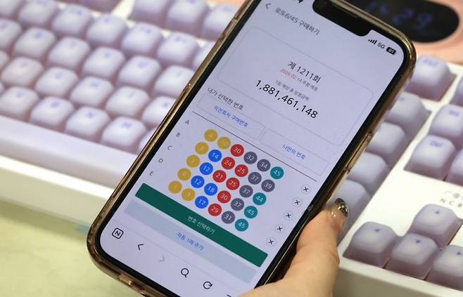 ** 로또 모바일 구매 드디어 시작! 편리함 vs. 판매점 상생, 성공적인 미래는?
**