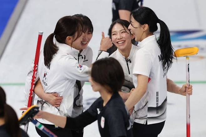 15일(현지시간) 이탈리아 코르티나담페초 컬링 올림픽 스타디움에서 열린 2026 밀라노ㆍ코르티나담페초 동계올림픽 컬링 여자 라운드로빈 한국과 일본의 경기에서 한국 대표팀이 7대5로 이긴 뒤 기뻐하고 있다. 연합뉴스