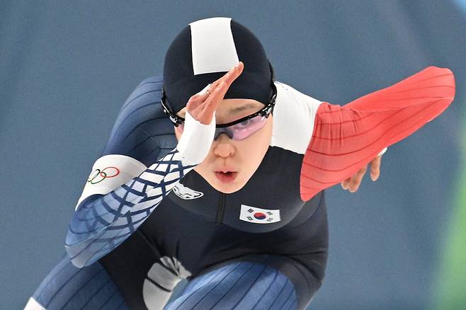 16일 밀라노 스피드 스케이팅 경기장에서 열린 밀라노-코르티나 2026 동계 올림픽 여자 스피드 스케이팅 500m 경기에서 한국 김민선이 역주하고 있다. / AFP 연합뉴스