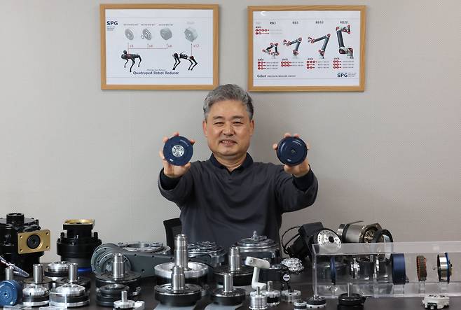 지난달 22일 인천 남동구 에스피지에서 여영길 대표가 휴머노이드 관절(액추에이터)에 들어가는 핵심 부품인 정밀 감속기를 들어보이고 있다. /박성원 기자