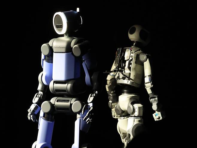 지난 5일(현지 시각) 미국 네바다주 라스베이거스 만달레이베이에서 열린 현대차그룹 프레스 컨퍼런스에서 휴머노이드 아틀라스 시제품(왼쪽)과 아틀라스 개발형 모델이 무대에 공개돼 있다./뉴스1