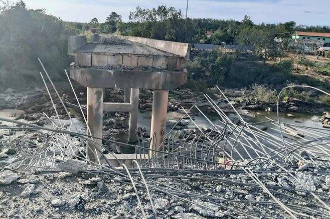 태국과 캄보디아 분쟁으로 무너진 다리 /AFP 연합뉴스