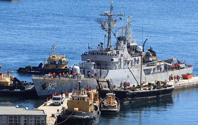 지난달 13일 남아공 한 항구에 정박한 이란 군함이 출항 준비에 나서고 있다. 브릭스의 공동 해상 군사 훈련에 참여한 군함으로, 이란의 참석은 남아공에서 논란이 됐다. /로이터 연합뉴스