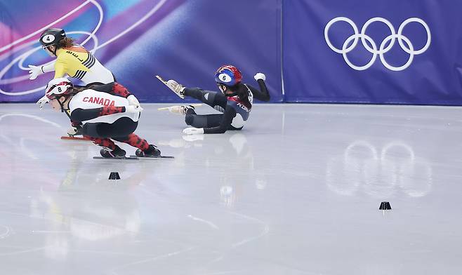 쇼트트랙 김길리가 16일(현지시간) 이탈리아 밀라노 아이스스케이팅 아레나에서 열린 2026 밀라노·코르티나담페초 동계올림픽 쇼트트랙 여자 1000m 준결승에서 상대 선수에 밀려 넘어지고 있다. 이날 김길리는 어드밴스로 결승에 진출했다. 2026.2.16/뉴스1