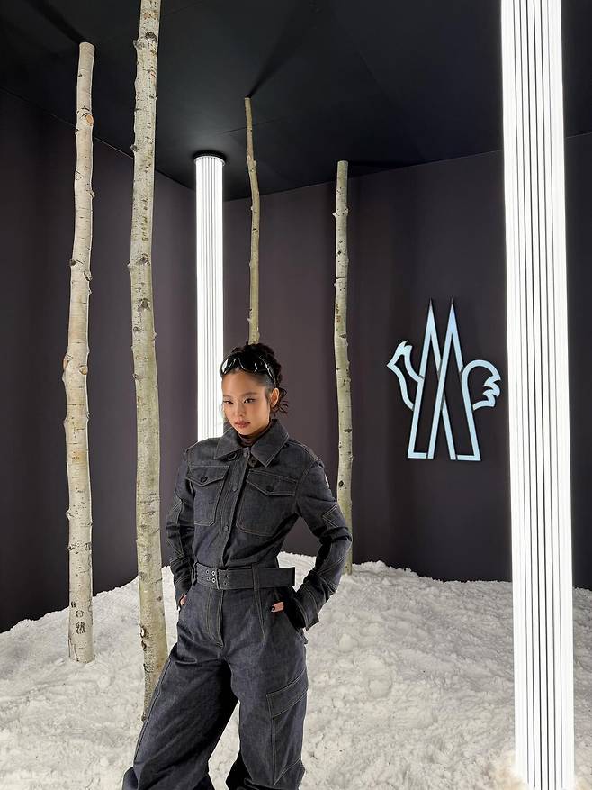 제니의 청청 룩. 인스타그램 @jennierubyjane