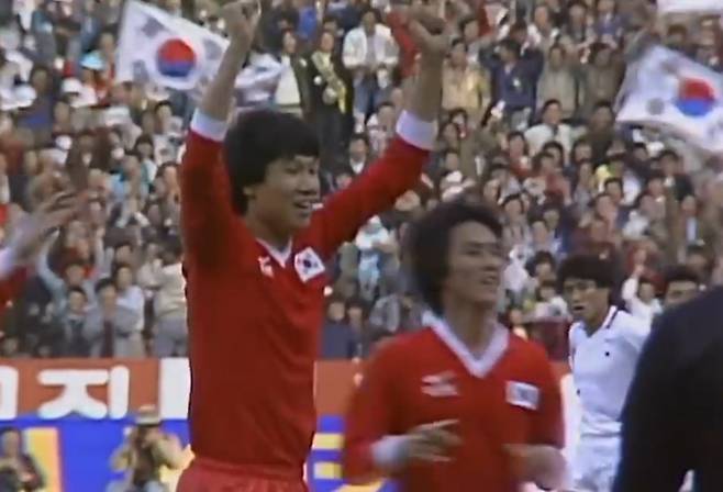 일본과의 2차전 허정무의 결승골이 터지자 그 자리에서 환호하는 최순호. 무릎이 아파서 허정무 쪽으로 달려가지 못했다. KBS 유튜브 캡처