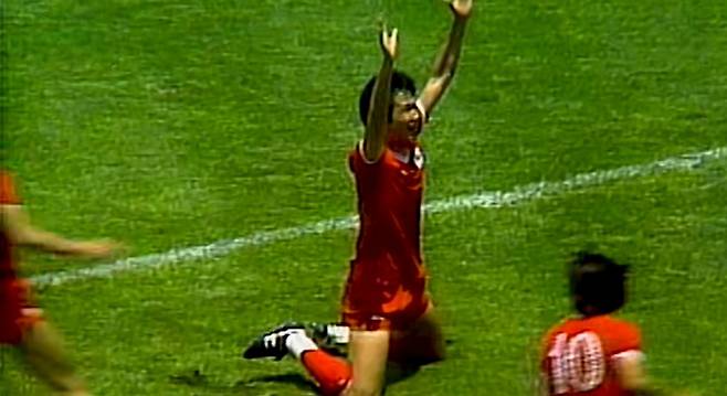 1986 멕시코 월드컵 예선 3차전 이탈리아와의 경기에서 역사에 남는 중거리포로 골을 터트린 최순호가 만세를 부르고 있다. MBC 유튜브 캡쳐.