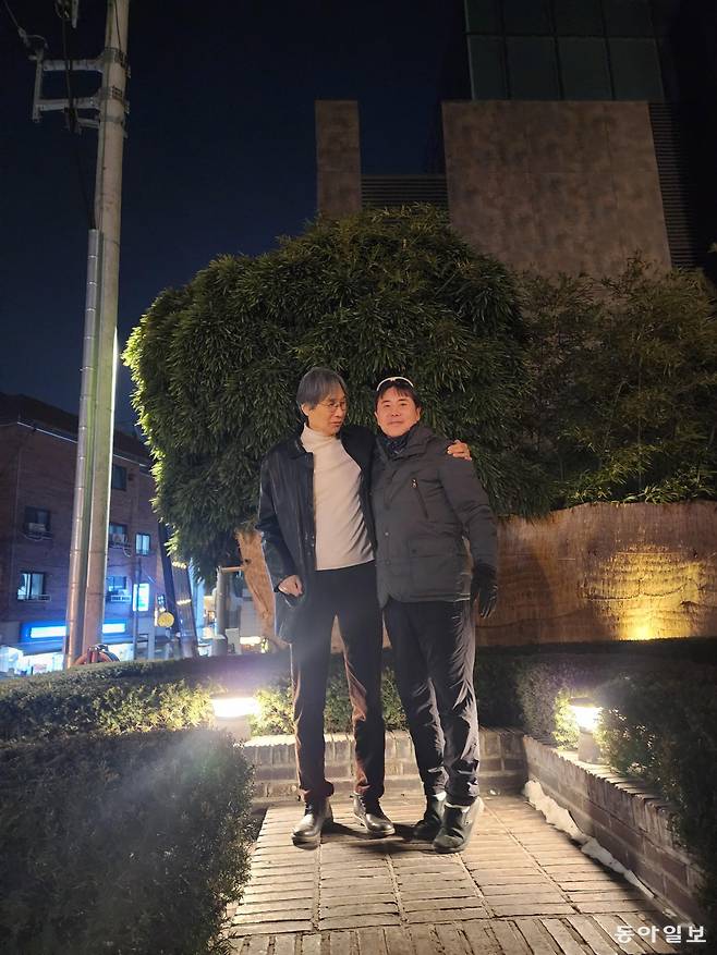 최순호(왼쪽)와 이태호. 40년 전 키 그대로다. “앞으로는 눈높이 맞추며 같은 높이에서 살아봐유.” 유재영 기자 elegant@donga. com