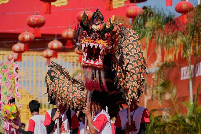 14일 미얀마 양곤에서 연기자들이 용춤을 선보이고 있습니다.