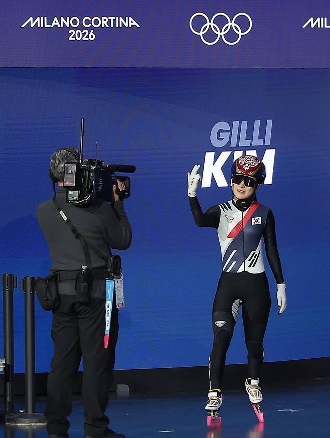 1000m 여자 결선에 나서며 자신의 세리머니를 하고 있는 김길리. 밀라노=뉴스1