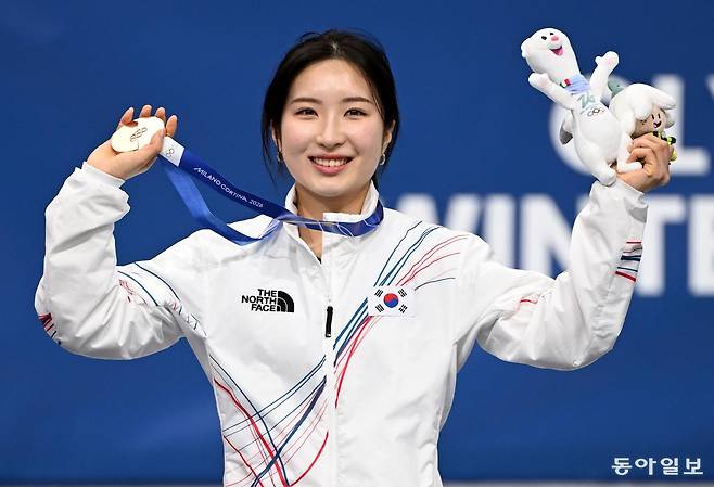 2026 밀라노·코르티나담페초 동계올림픽이 진행중인 16일(현지시간) 이탈리아 밀라노 아이스 스케이팅 아레나에서 열린 쇼트트랙 여자 1000m 결선에서 김길리가 동메달을 따고 있다. 전영한 기자 scoopjyh@donga.com