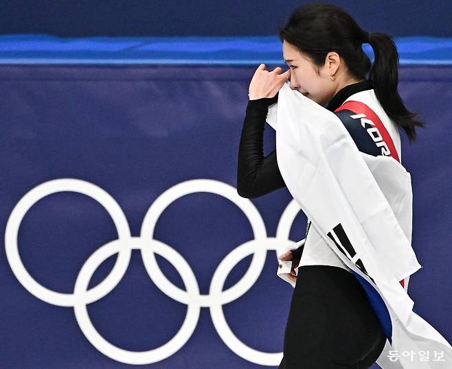 16일 이탈리아 밀라노 스피드스케이팅 아레나에서 열린 밀라노동계올림픽 쇼트트랙 여자 1000m 결승전에서 동메달 차지한 김길리 선수가 태극기를 두르고 한국응원단에게 인사를 하면서 눈물을 흘리고 있다. 전영한 기자 scoopjyh@donga.com