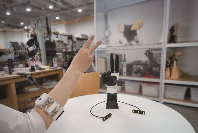 손 모양을 따라 움직이는 Mark 7X. 어린이과학동아 제공&nbsp;