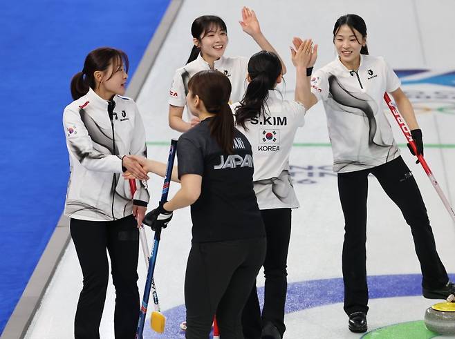 15일(현지시간) 이탈리아 코르티나담페초 컬링 올림픽 스타디움에서 열린 2026 밀라노ㆍ코르티나담페초 동계올림픽 컬링 여자 라운드로빈 한국과 일본의 경기에서 한국 대표팀이 이긴 뒤 기뻐하고 있다. 연합뉴스