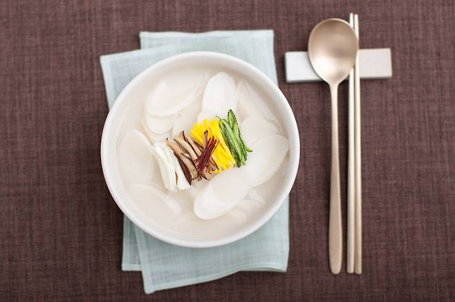 설날의 상지인 떡국은 칼로리가 매우 높은 음식이다. 곤약이나 현미로 떡살을 만들고, 닭가슴살로 국물을 만들면 맛을 유지한 채 칼로리를 줄일 수 있다. 한국관광공사 제공