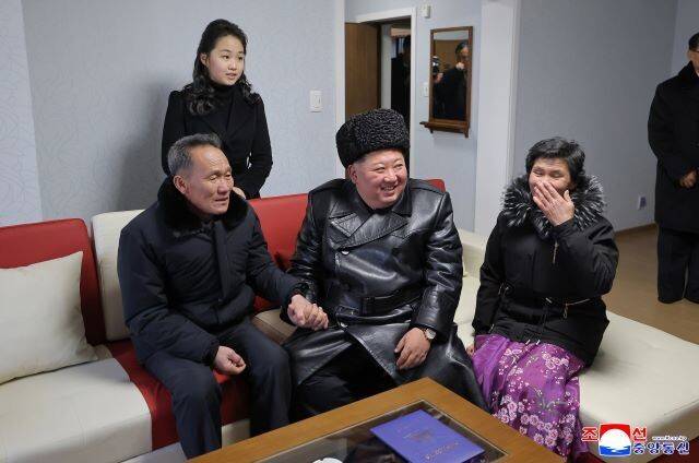 김정은 조선노동당 총비서 겸 국무위원장이 15일 평양 대성구역 ‘새별거리’ 준공식에 참석해 “기쁨보다 앞서 송구스러운 마음을 금할 수 없다”며 “위로와 감사의 인사를 삼가 드린다”라고 밝혔다고 16일 노동신문이 1∼4면에 펼쳐 보도했다. ‘새별거리’’는 러시아 쿠르스크 지역에 파병돼 우크라이나군과 싸우다 죽은 조선인민군 유가족을 위해 새로 조성한 집단거주지다. 준공식에는 김 총비서의 딸 김주애양도 참석했다. 조선중앙통신 연합뉴스