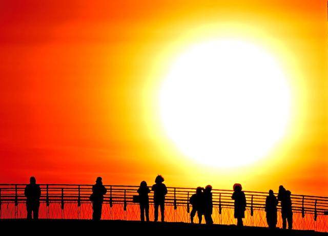 1일 해돋이를 보려고 서울 영등포 선유도공원을 찾은 시민들이 구름다리 위에서 떠오르는 해를 보고 있다. 왕태석 선임기자