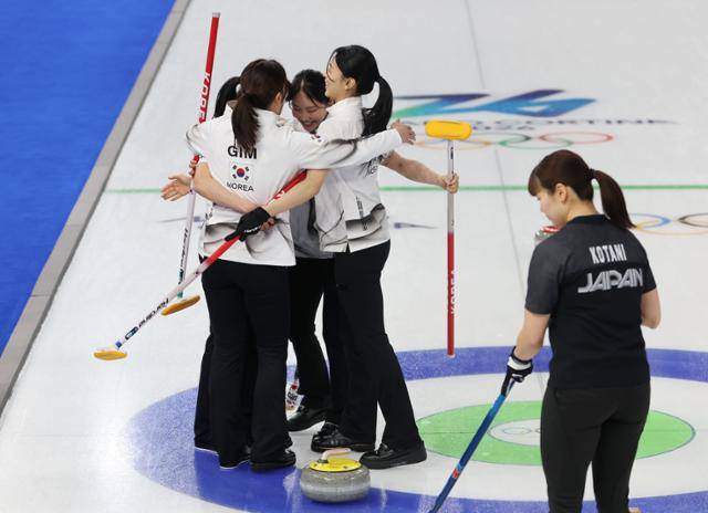 15일 이탈리아 코르티나담페초 컬링 올림픽 스타디움에서 열린 2026 밀라노ㆍ코르티나담페초 동계올림픽 컬링 여자 라운드 로빈 한국과 일본의 경기에서 한국 대표팀이 이긴 뒤 기뻐하고 있다. 코르티나담페초=연합뉴스
