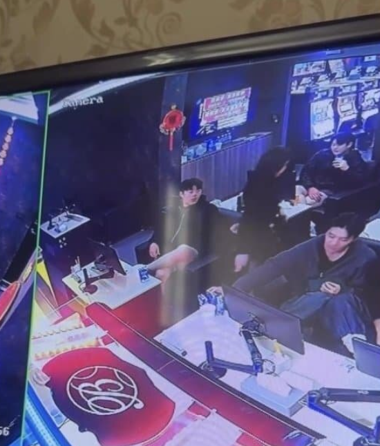 커뮤니티를 통해 퍼진 CCTV 영상. 롯데 자이언츠 소속 선수들이 게임을 하고 있다.