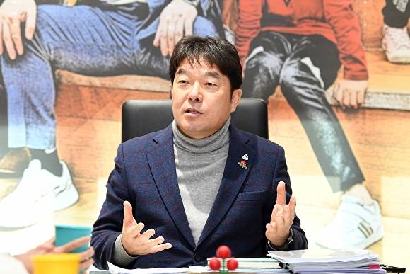 장준용 부산광역시 동래구청장이 13일 아이뉴스24와 인터뷰를 진행하고 있다. [사진=부산광역시 동래구]