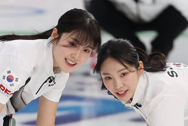 15일(현지시간) 이탈리아 코르티나담페초 컬링 올림픽 스타디움에서 열린 2026 밀라노 코르티나담페초 동계올림픽 컬링 여자 라운드로빈 일본과 경기에서 한국의 설예은(왼쪽)과 김수지가 4엔드 마지막 스톤 투구 때 밝은 표정으로 스위핑하고 있다.   결과는 한국 1점 득점. 연합뉴스