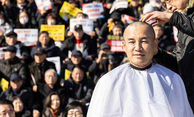 김진태 강원지사가 지난 9일 서울 여의도 국회 본청 앞에서 열린 강원특별법 3차 개정안 통과 촉구를 위한 국회 상경 도민 결의대회에서 삭발하고 있다. 연합뉴스