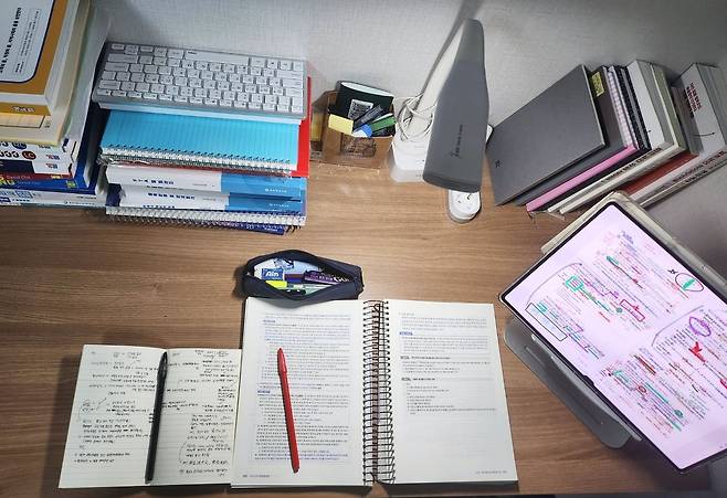 광운대 경영대학 수석 졸업생인 오윤서 씨가 평소 공부할 때 사용했던 태블릿PC와 교재 등 책상 모습. 사진 오윤서 씨