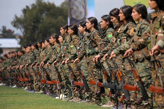 쿠르드 여성수비대(YPJ) 대원들이 지난 2019년 시리아 알하사카주 카미실리에서 열린 이슬람국가(IS)에 대한 승리를 기념하는 열병식에 도열해 있다. 로이터=연합뉴스