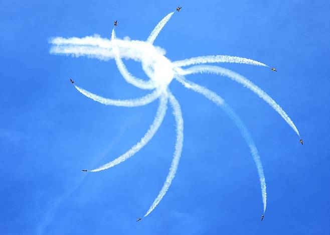 공군 특수비행팀 블랙이글스가 9일(현지시간) 사우디아라비아 수도 리야드에서 열리고 있는 2026 국제방산전시회(WDS)에서 에어쇼를 펼치고 있다. 한국방위산업진흥회=뉴스1