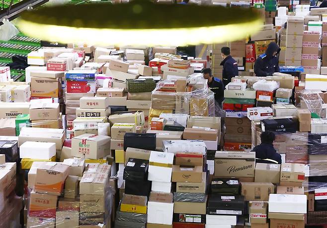 설 명절을 앞둔 11일 오전 서울 광진구 동서울우편물류센터에서 직원들이 택배 분류 작업을 진행하고 있다.뉴스1