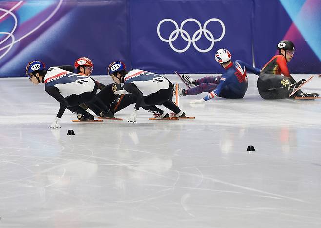 14일(현지시간) 이탈리아 밀라노 아이스스케이팅 아레나에서 열린 2026 밀라노-코르티나담페초 동계올림픽 쇼트트랙 남자 1500m 결승에서 황대헌(110)과 신동민이 경기를 펼치고 있다. 연합뉴스