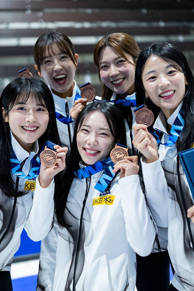 한국 여자컬링 국가대표. 오른쪽부터 시계방향으로 김민지, 김수지, 설예은, 김은지, 설예지. 사진 대한컬링연맹