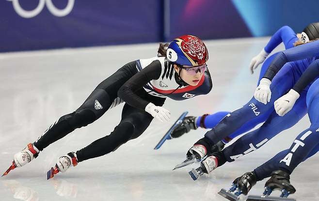 쇼트트랙 최민정이 16일(현지시간) 이탈리아 밀라노 아이스스케이팅 아레나에서 열린 2026 밀라노�코르티나담페초 동계올림픽 쇼트트랙 여자 1000m 순위 결정전에서 레이스를 펼치고 있다. 김종호 기자 20260216