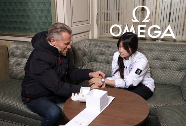 ▲ 2026 밀라노·코르티나담페초 동계 올림픽 한국 선수단 ‘1호 금메달리스트’ 최가온이 15일(한국시간) 이탈리아 밀라노 오메가 하우스에서 레이널드 애슐리만 오메가 회장 겸 CEO에게 오메가 시계를 선물받고 있다. 오메가는 최가온에게 올림픽 기념 에디션인 ‘스피드마스터 38mm 밀라노·코르티나 2026’을 선물했다“고 밝혔다. 2026.2.15 [오메가 제공]