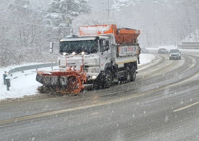 ▲ 강원 산간과 동해안에 대설특보가 내려진 가운데 많은 눈이 내린 16일 강릉시 성산면 옛 영동고속도로 대관령 구간에서 제설차가 바쁘게 눈을 치우고 있다. 연합뉴스