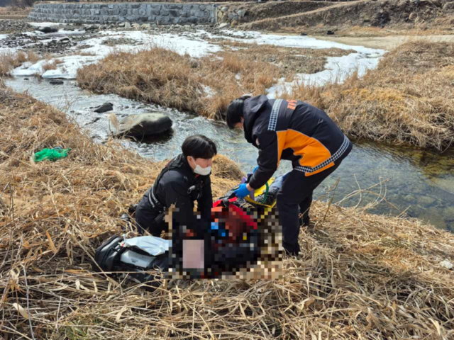 ▲ 16일 오후 1시 17분쯤 원주시 귀래면 운계천에서 60대가 물고기를 잡던 중 감전돼 심정지 상태로 옮겨졌다. 강원소방본부 제공
