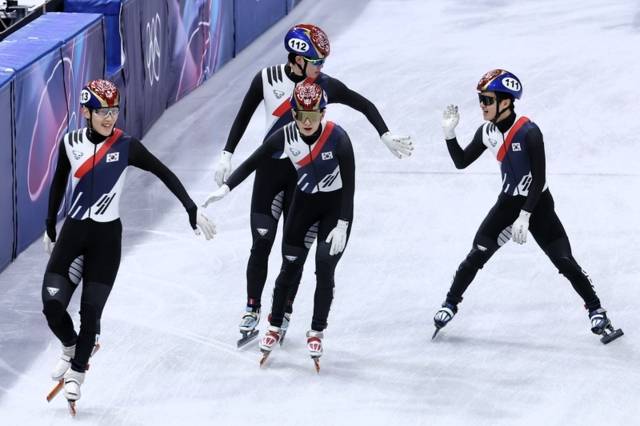 ▲ 한국 쇼트트랙 국가대표팀 선수단이 16일(한국 시간) 오후 이탈리아 밀라노 아이스 스케이팅 아레나에서 열린 2026 밀라노-코르티나담페초 동계 올림픽 쇼트트랙 남자 계주 준결승 2조에서 1위를 차지한 뒤 기뻐하고 있다. 연합뉴스