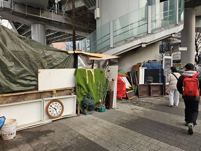 지난 4일 서울역 서부에 위치한 텐트촌의 모습. 최근 이어진 한파로 노숙인들이 추위를 막기 위해 나무 판자와 박스, 천막 등으로 텐트 주변을 보강한 모습. 주변엔 생활에 필요한 빨래건조대 등 생활용품이 널브러져 있었고 외벽엔 글귀와 그림이 쓰여진 액자와 벽시계 등이 걸려있었다. /사진=김영리 기자