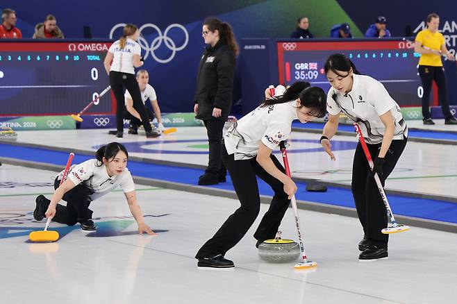 15일(현지시간) 이탈리아 코르티나담페초 컬링 올림픽 스타디움에서 열린 2026 밀라노ㆍ코르티나담페초 동계올림픽 컬링 여자 라운드로빈 한국과 일본의 경기에서 한국 설예은과 김민지가 스위핑하고 있다. 연합뉴스